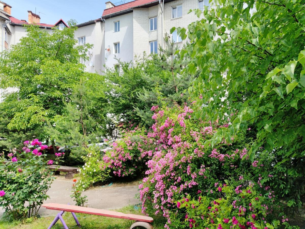 Positive Appartement Lviv Buitenkant foto